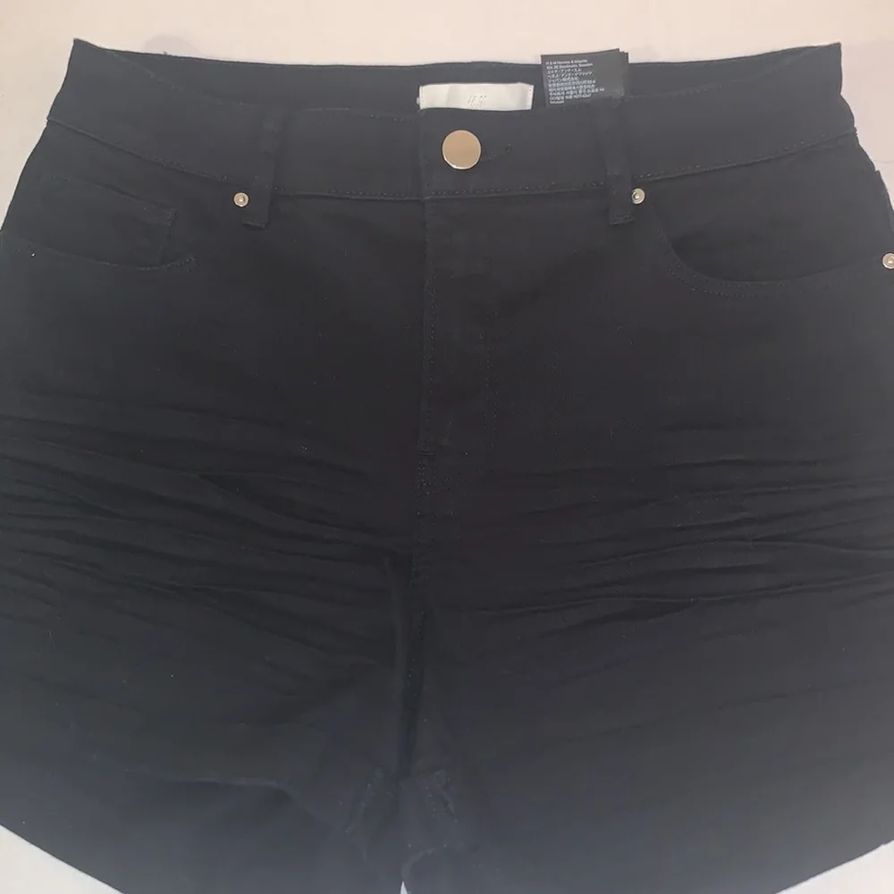 H&M high waisted black cuffed shorts - Picture 4 of 6